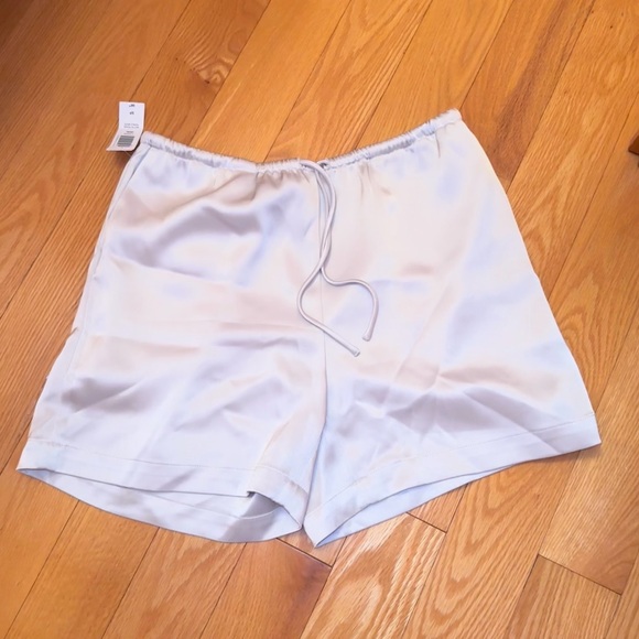 BNWT-Babaton zeal satin shorts cream women’s small - Picture 3 of 10